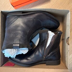 men boot/ levi's